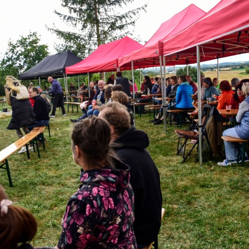 Ač léto, blížící bouřka nahazuje publiku zimní bundy